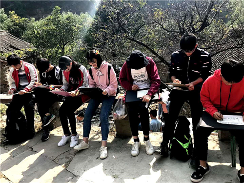 高二年級美術(shù)專業(yè)赴萬仙山基地采風寫生